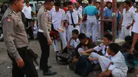 Polisi menginterogasi para pelajar yang terlibat tawuran di Jalan Perjuangan Kota Cirebon, Senin (17/9) sore sekitar pukul 17.00. (OKRI RIYANA/RADAR CIREBON)