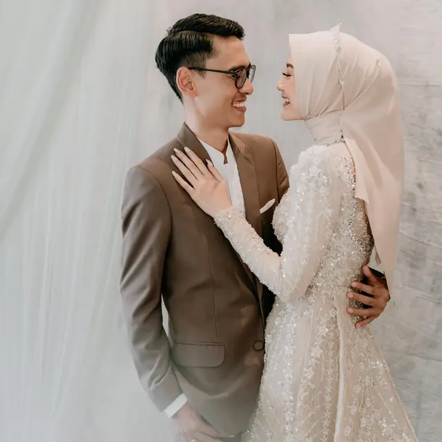 Akui Sudah Menikah di Makkah, Ini 6 Potret Mesra Beni Mulyana dan Istri
