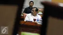 Jaksa Agung HM Prasetyo mendengarkan saat rapat kerja dengan komisi III DPR di gedung Nusantara II, Jakarta, Selasa (19/1). Rapat membahas masalah-masalah aktual berkaitan dengan kinerja kejaksaan dan perkara yang ditangani. (Liputan6.com/Johan Tallo)