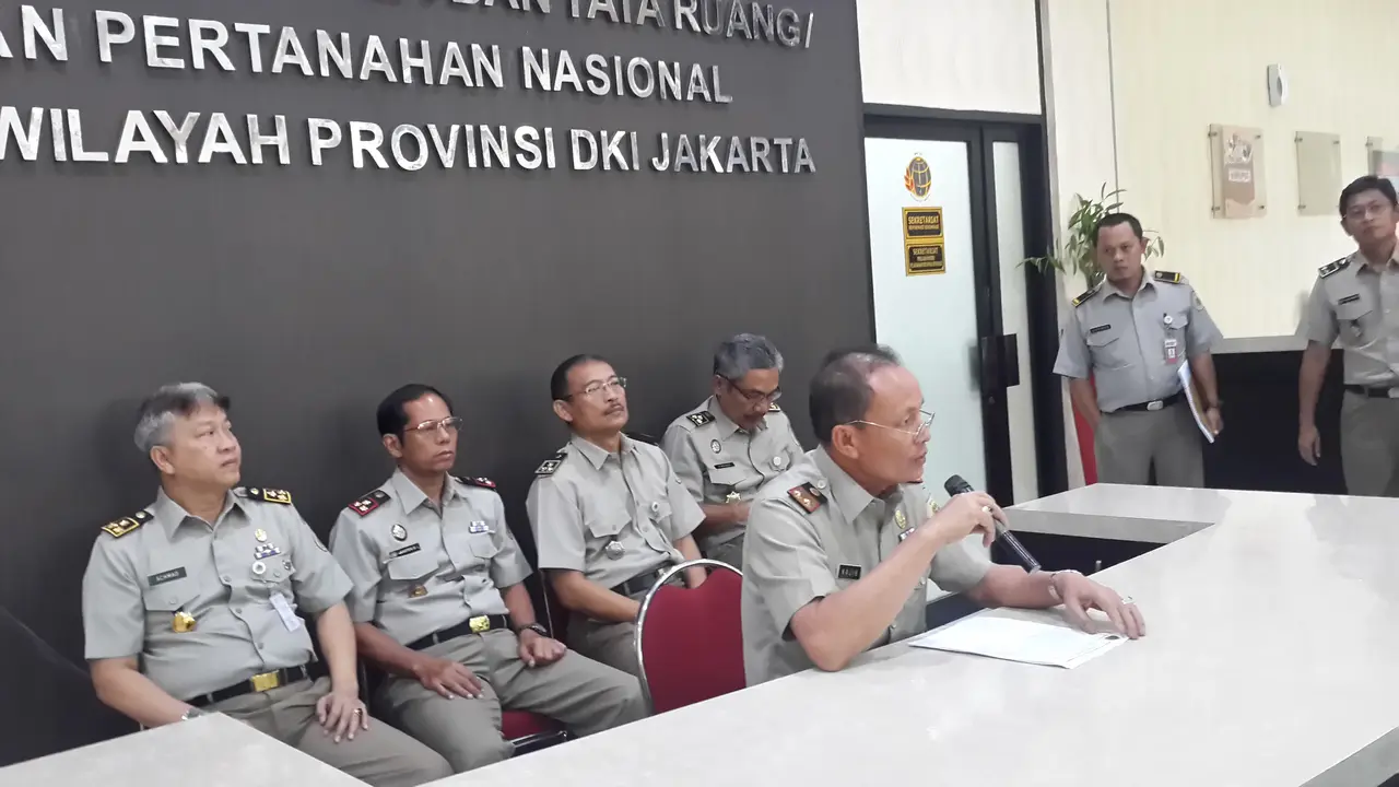 Kepala BPN DKI Najib Taufieq, menjelaskan mengenai terbitnya sertifikat Pulau D di kantornya, Jakarta, Selasa (29/8/2017).(Putu Merta Surya Putra/Liputan6.com)