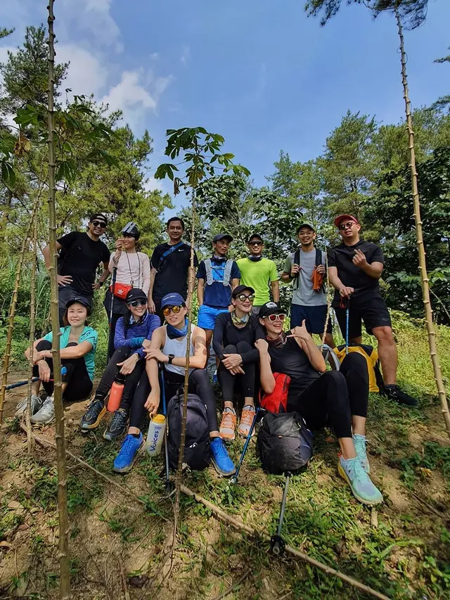 7 Momen Dian Sastrowardoyo, Luna Maya dan Ayu Dewi Trekking Bareng di Bogor