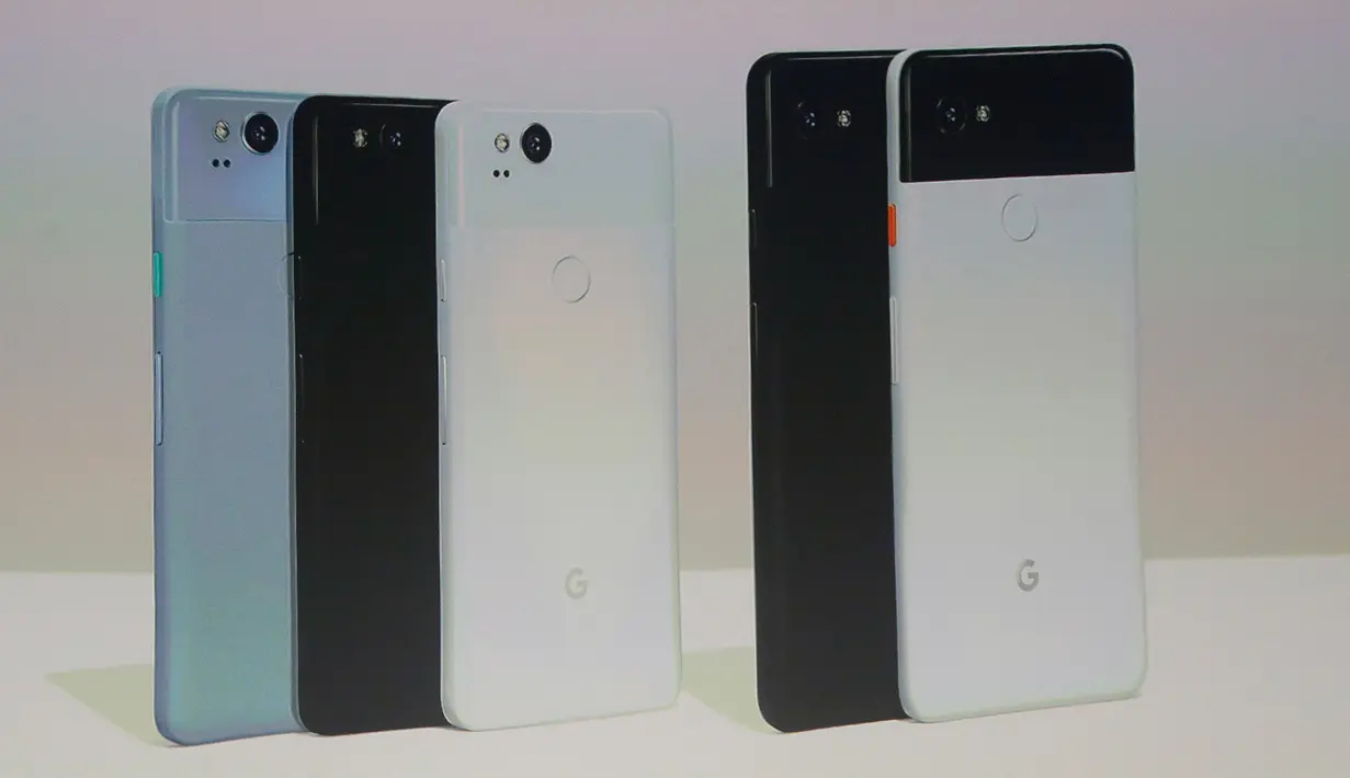 Tampilan belakang ponsel Pixel 2 dan Pixel 2 XL saat acara Google di SFJAZZ Center, California, Rabu (4/10). Ponsel Pixel 2 dan Pixel 2 XL tidak jauh berbeda. Hanya ukuran, dimensi dan kapasitas baterai yang membedakannya. (AP Photo/Jeff Chiu)