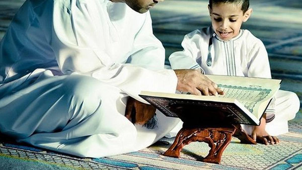 Что читает имам. Дети учат Коран. Обучайте детей Корану. Коран учить. Научить детей выучить Коран.