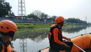 Nekat Terjun Ambil Kunci, Pemuda Hilang di Banjir Kanal Barat