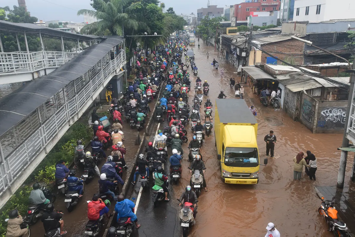 Jalan Daan Mogot Terendam Banjir, Sejumlah Pengendara Motor Mogok