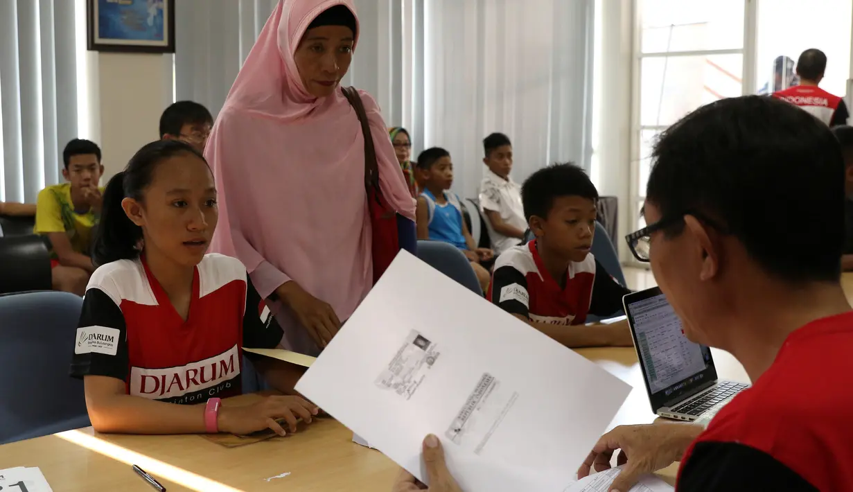 Untuk mendaftar di audisi grand final, peserta harus membawa persyaratan administrasi lengkap dan didampingi orang tuanya. (Bola.com/Arief Bagus)