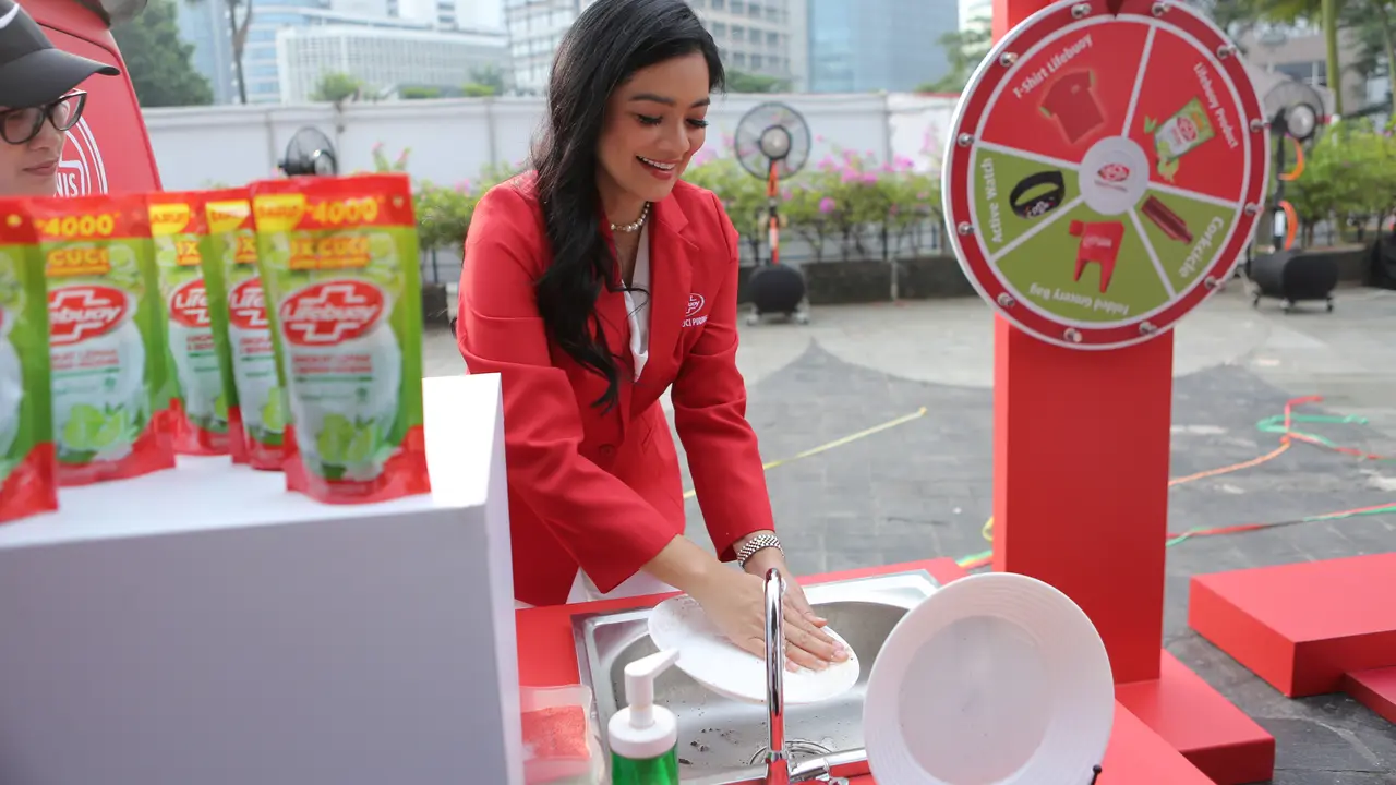 Lifebuoy Pencuci Piring Bersama Titi Kamal Launching Klinik Piring Higienis, Siap Hadir di 9 Kota di Indonesia!