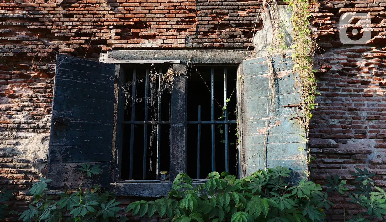 Kondisi gudang 'Major Massie' di kawasan Kota Tua, Jakarta, Kamis (3/9/2020). Bagunan sejarah kolonia tersebut kini kondisinya sebagian sudah tergerus, pudar dan terkelupas seiring perkembangan zaman. (merdeka.com/Imam Buhori)