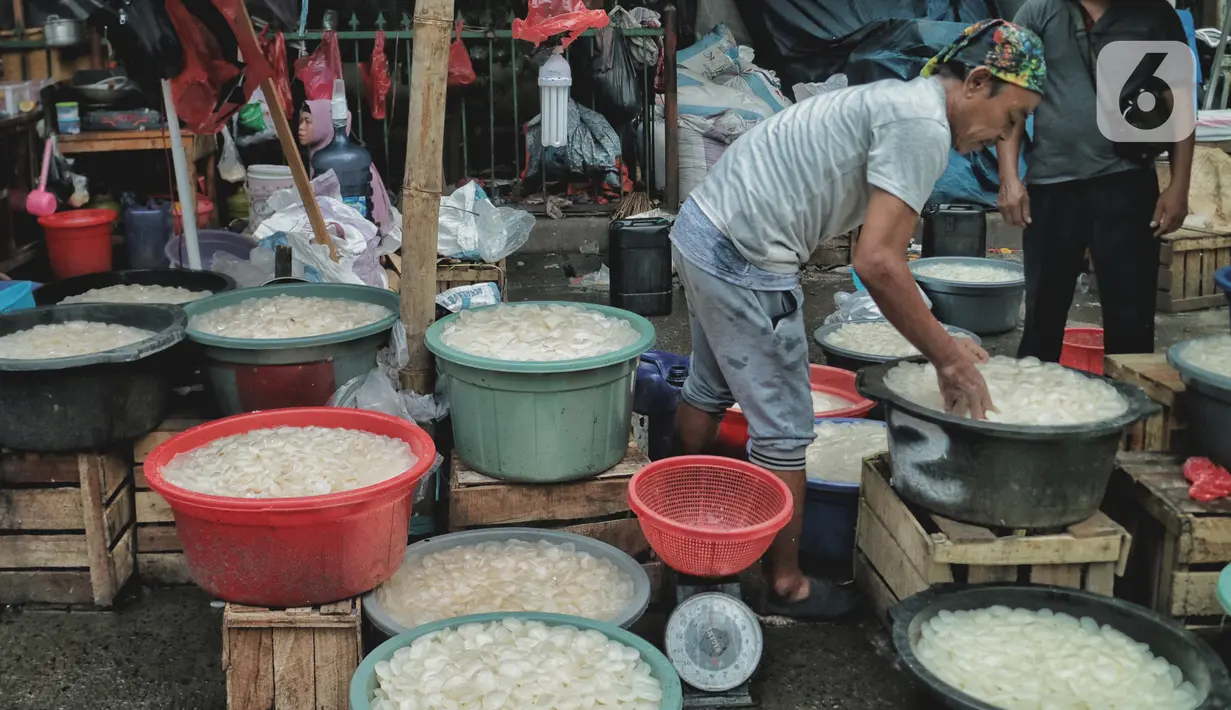 Aktivitas pedagang kolang-kaling di kawasan Pasar Induk kramat Jati, Jakarta Timur, Kamis (14/4/2022). Pedagang mengatakan penjualan kolang kaling di masa pandemi kali ini meningkat hingga 50 persen dibandingkan pada bulan Ramadan tahun lalu. (merdeka.com/Iqbal S Nugroho)