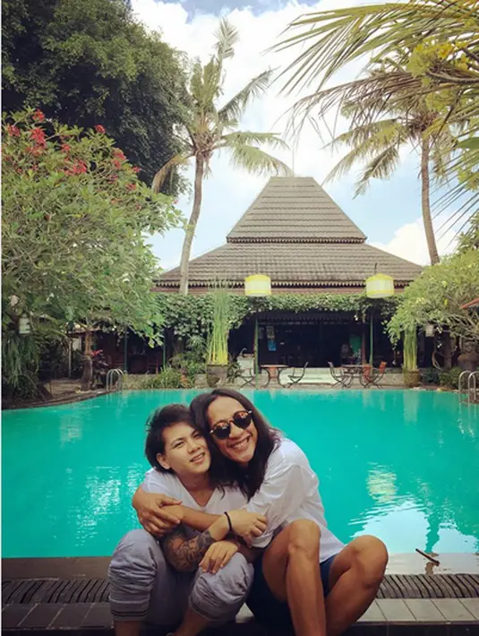 Pasangan ini juga tidak segan-segan membagikan potret kebahagiannya ke media sosial. Beragam tanggapan dari pengikutnya. Bahkan wajah feminis istri Aming juga tak luput dari perhatian pengelola televisi. (Instagram/psychodiva2016)