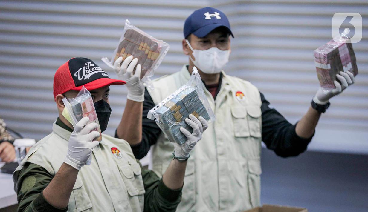 KPK menyita uang uang tunai senilai Rp551,5 juta dari nilai dugaan suap Rp1,7 miliar. (Liputan6.com/Faizal Fanani)