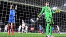 Olivier Giroud (kiri) memegang mistar gawang saat gagal menaklukan kiper Belarusia, Andrey Harbunow pada kualifikasi Piala Dunia 2018 di Borisov Arena, Borisov, Belarusia. (AFP/Franck Fife)