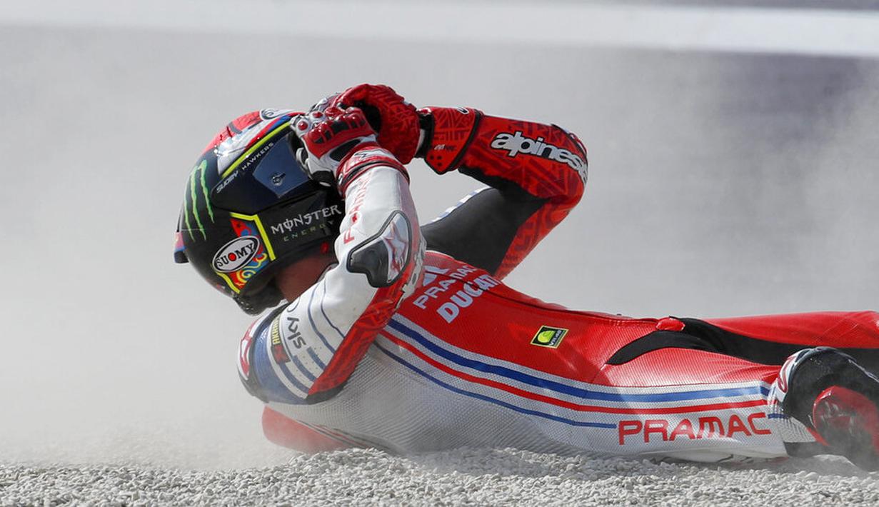 Pembalap Pramac Racing, Francesco Bagnaia, berusaha bangkit saat balapan MotoGP Emilia Romagna di Sirkuit Misano, Italia, Minggu (20/9/2020). Bagnaia yang sempat memimpin balapan gagal menjadi juara setelah terjatuh pada lap ke-21. (AP/Antonio Calanni)