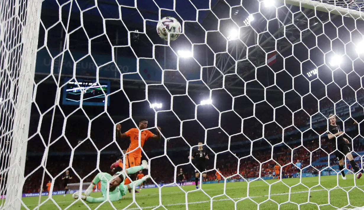 Memphis Depay membawa Belanda unggul 1-0 lewat eksekusi penalti pada menit ke-11, sebelum Denzel Dumfries menggandakan keunggulan lewat golnya pada menit ke-67. (AP/Peter Dejong)