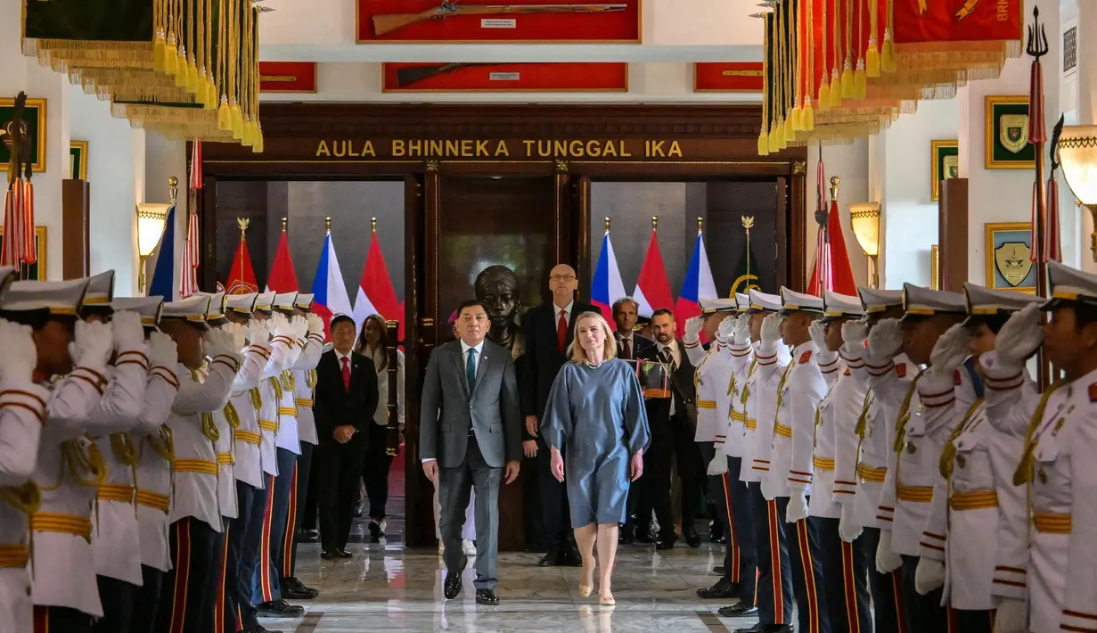 Menteri Pertahanan Republik Indonesia, Sjafrie Sjamsoeddin bersama Menteri Pertahanan Republik Ceko, H.E Jana Cernochov berjalan di tengah pasukan kehormatan dalam di Kementerian Pertahanan, Jakarta, Selasa 18 Februari 2025. (BAY ISMOYO/AFP)