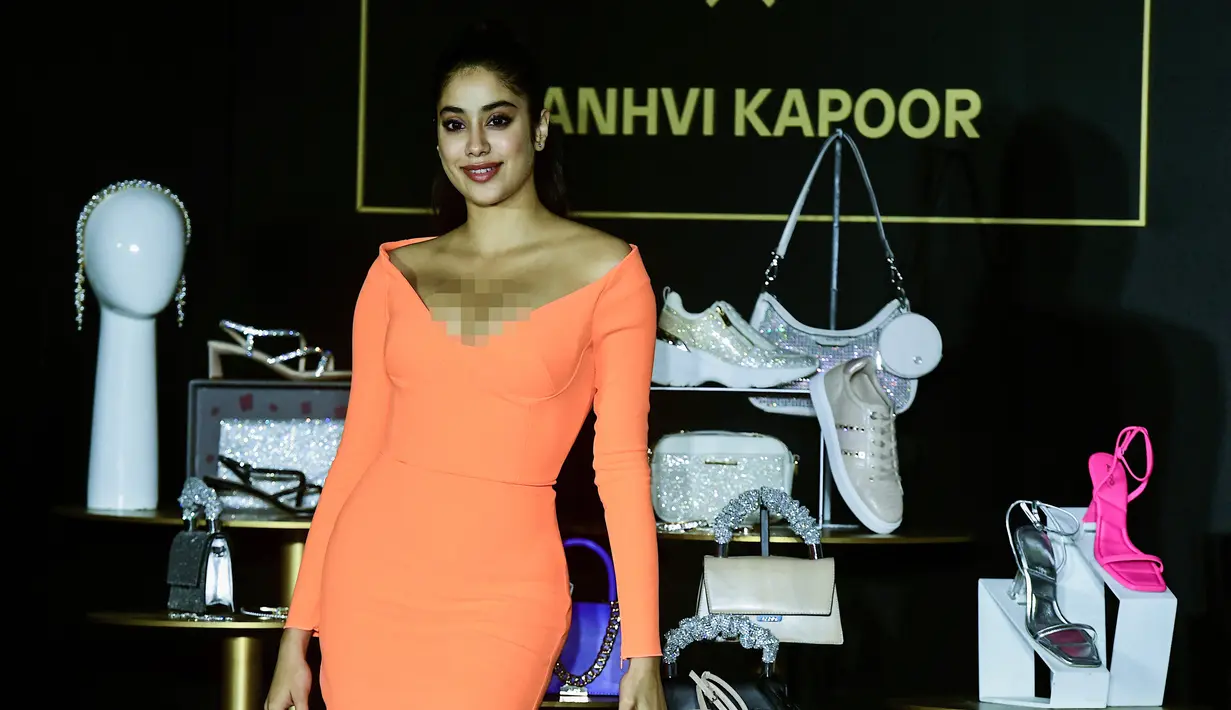 Janhvi Kapoor tersenyum saat difoto selama acara komersial di Mumbai pada 21 September 2022. Seksi dan anggun adalah dua kata yang tepat untuk menggambarkan penampilan gadis kelahiran tahun 1997 ini. (AFP/Sujit Jaiswal)