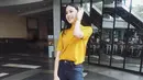 Tampil menarik, Maudy terlihat memesona ketika memakai atasan berwarna terang dengan celana jeans. Selain itu, penggunaan wedges cukup menarik karena membuatnya terlihat anggun. (Instagram: Maudyayunda)