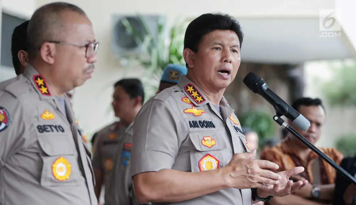 Wakapolri Komjen Ari Dono Sukmanto memberi penjelasan terkait kondisi Palu pascagempa dan tsunami di Jakarta, Selasa (2/10). Polisi menorerir sebagian korban yang mengambil makanan dari sejumlah tempat. (Liputan6.com/Faizal Fananai)
