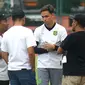 Pelatih Persebaya Surabaya, Paul Munster (tengah), berdiskusi dengan staf kepelatihannya. (Bola.com/Aditya Wany)