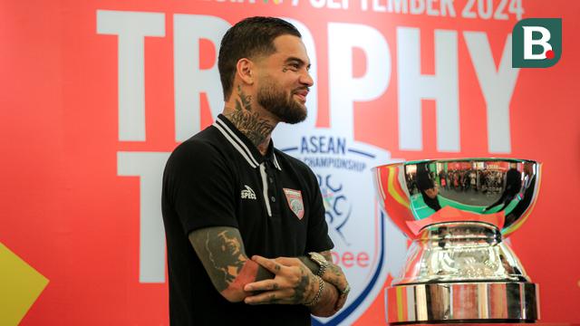 Foto: Keseruan Trophy Tour Shopee Cup 2024, Diego Michiels dan Stefano Lilipaly Diserbu Fans