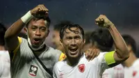 Kapten tim PSM Makassar, Zulkifli Syukur (kanan) pun terlihat gembira usai timnya berhasil untuk maju ke babak semifinal. (Foto: Bola.com/Arief Bagus)