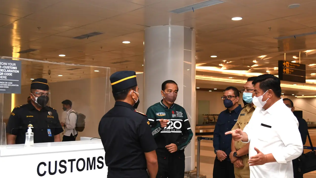 Jokowi meninjau Bandara Internasional Zainuddin Abdul Madjid di Kabupaten Lombok Tengah, NTB