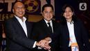 Ketua Umum PSSI periode 2023-2027 Erick Thohir (tengah) bersama Wakil Ketua Umum PSSI ll Zainudin Amali (kiri) dan Wakil Ketua Umum PSSI l Ratu Tisha (kanan) bertumpu tangan saat Kongres Luar Biasa Persatuan Sepak Bola Seluruh Indonesia (KLB PSSI) 2023 di Jakarta, Kamis (16/2/2023). Dalam kongres itu, Erick Thohir resmi terpilih sebagai Ketua Umum PSSI sementara Zainudin Amali serta Ratu Tisha terpilih sebagai Wakil Ketua Umum PSSI I dan II untuk kepengurusan PSSI periode 2023-2027. (Liputan6.com/Herman Zakharia)