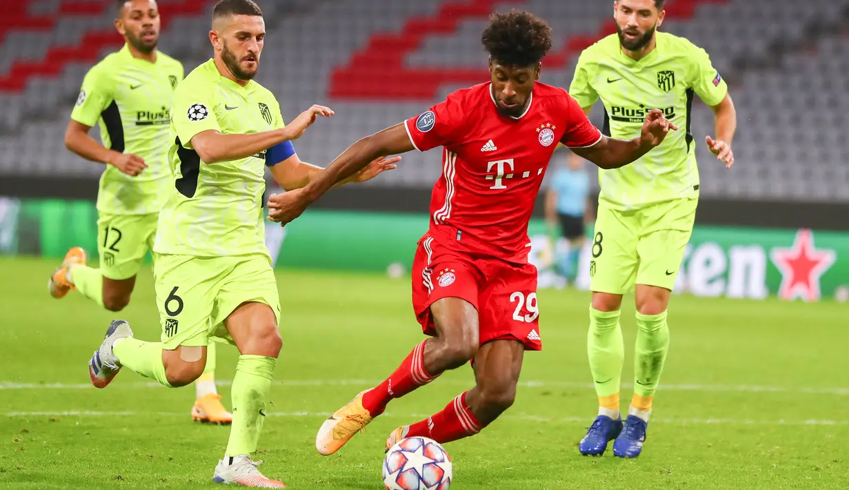 Bek Atletico Madrid, Stefan Savic dan penyerang Bayern Munchen, Eric Maxim Choupo-Moting berebut bola pada matchday pertama Grup A Liga Champions di Allianz Arena, Kamis (22/10/2020) dini hari WIB. Bayern Munchen berhasil mencukur Atletico Madrid dengan skor 4-0. (AP Photo/Matthias Schrader,Pool)
