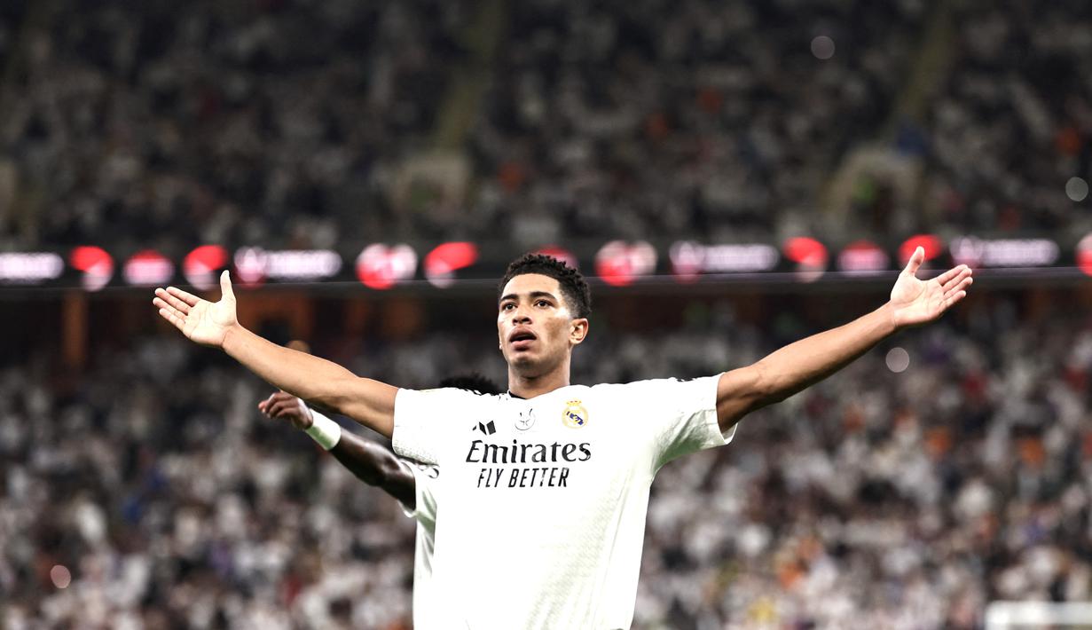 Pemain Real Madrid, Jude Bellingham, melakukan selebrasi setelah mencetak gol ke gawang Real Mallorca dalam laga semifinal Piala Super Spanyol 2025 yang digelar di King Abdullah Sports City, Jeddah, Jumat (10/1/2025) dini hari WIB. (AFP/fadel Senna)