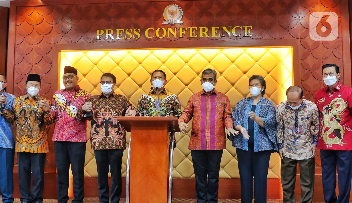 Ketua MPR, Bambang Soesatyo foto bersama pimpinan MPR usai memperingati Hari Konstitusi dan HUT MPR ke-77 di Jakarta, Kamis (18/8). Acara tersebut bertemakan Konstitusi Sebagai Pijakan Bagi Kebangkitan Ekonomi dan Politik Global Pasca Pandemi. (Liputan6.com/Angga Yuniar)