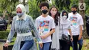 Mantan Anggota DPR Angelina Sondakh (kiri) bersama kedua anaknya Aaliyah Massaid dan Keanu Jabbar Massaid saat ziarah makam di TPU Jeruk Purut, Jakarta Selatan, Kamis (3/3/2022). Kedatangan mereka untuk berziarah ke makam Adjie Massaid dan bapak dari Adjie Massaid. (Liputan6.com/Herman Zakharia)