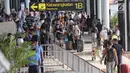 <p>Sejumlah calon penumpang membawa barang mereka di Bandara Soekarno-Hatta Cengkareng, Banten, Jakarta (9/6). Dengan rincian keberangkatan 84.945 domestik dan 129 internasional. (Liputan6.com/Faizal Fanani)</p>