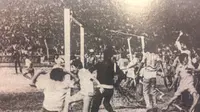 Pendukung Persija saat merayakan kesuksesan klub kesayangannya jadi juara perserikatan 1973. (Bola.com/Repro. Kompas)