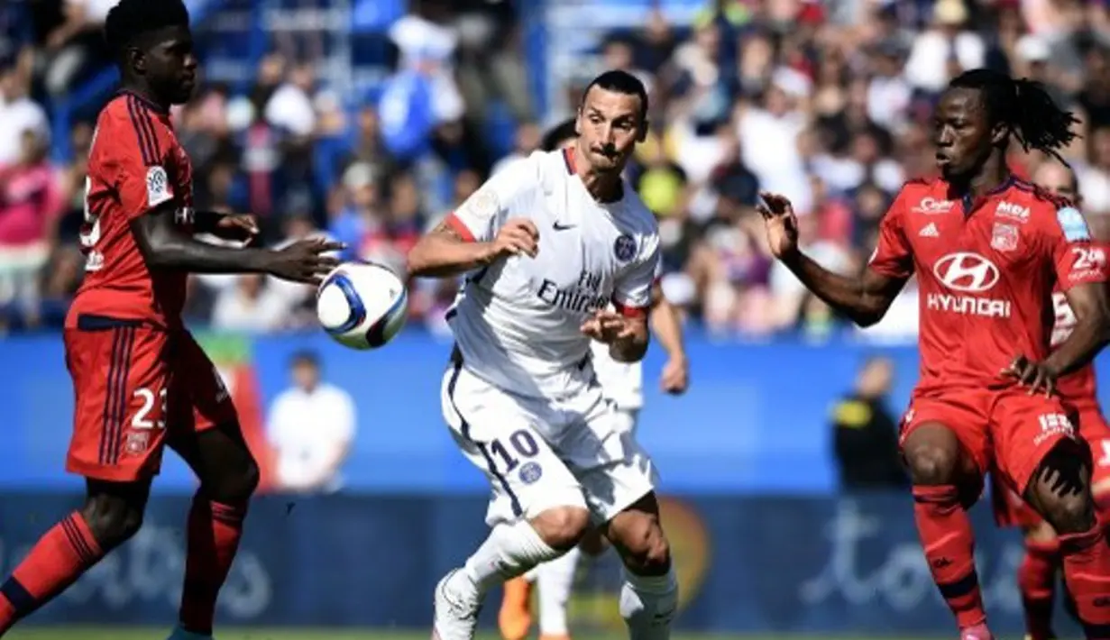 Striker PSG, Zlatan Ibrahimovic (tengah) berebut bola dengan pemain Lyon, Bakary Kone (kanan) dan Samuel Umtiti dalam final Piala Super Prancis 2015 di Stadion Stade Saputo, Montreal, Minggu (2/8/2015) dini hari WIB. (AFP Photo/Franck Fife)