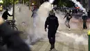 Sebuah tabung gas air mata dilemparkan saat polisi dan pengunjuk rasa bentrok di Paris pada 18 September 2025, selama hari aksi mogok dan protes nasional yang diprakarsai oleh serikat pekerja terkait anggaran nasional Prancis. (GEOFFROY VAN DER HASSELT/AFP)