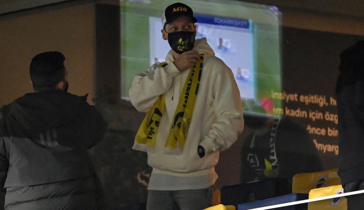Pemain anyar Fenerbahce, Mesut Ozil menghadiri pertandingan timnya saat melawan Kaysersispor dalam lanjutan Turkish Super League di Istanbul, Senin (25/1/2021). (Foto: AFP/Ozan Kose)