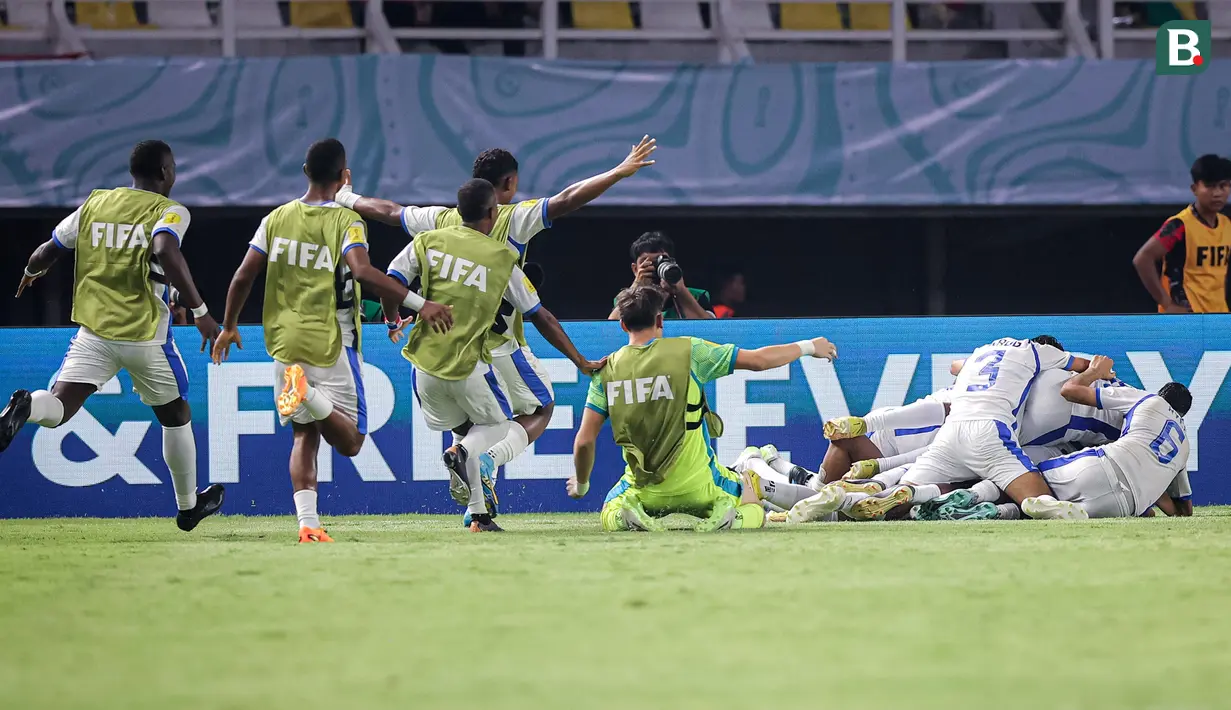 <p>Selebrasi para pemain Panama U-17 setelah Oldemar Castillo mencetak gol ke gawang Timnas Indonesia U-17 pada laga kedua Grup A Piala Dunia U-17 2023 di Stadion Gelora Bung Tomo (GBT), Surabaya, Senin (13/11/2023). (Bola.com/Bagaskara Lazuardi)</p>
