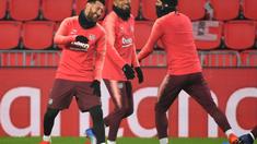 Lionel Messi dan Arturo Vidal tampak menikmati saat latihan berlangsung jelang digelarnya laga lanjutan Grup B Liga Champions kontra PSV Eindhoven, Rabu (28/11). Dalam laga kali ini Luis Suarez diragukan tampil karena cedera. (AFP/Emmanuel Dunand)
