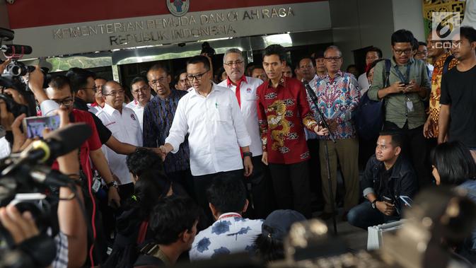 Menpora Imam Nahrawi menyalami pewarta usai menyampaikan keterangan terkait pengunduran dirinya dari jabatan Menteri Pemuda dan Olahraga di Jakarta, Kamis (19/9/2019). Sebelumnya, KPK menetapkan Imam Nahrawi sebagai tersangka kasus suap dana hibah KONI. (Liputan6.com/Helmi Fithriansyah)