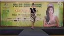 Puteri Indonesia Lingkungan 2017 Kevin Lilliana menunjukkan gaun miliknya untuk Miss International 2017, Jakarta, Rabu (18/10). Kevin akan memulai Karantina 25 Oktober mendatang dan grand final 14 November 2017 di Tokyo. (Liputan6.com/Herman Zakharia)
