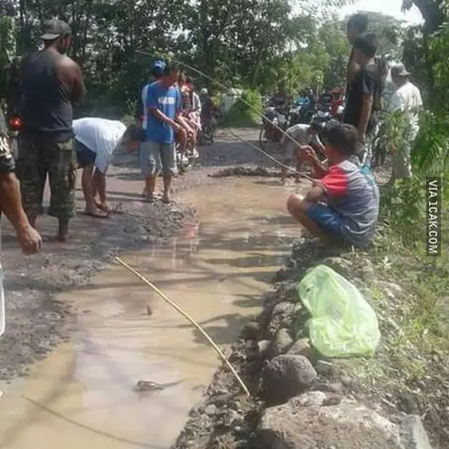 6 Aksi Orang Memancing di Tempat Tidak Ada Air Ini Bikin Heran
