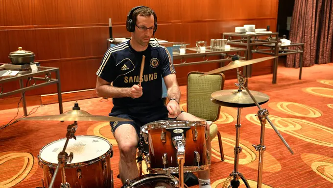 Aksi Memukau Petr Cech Saat Memainkan Drum
