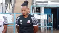 Pemain asal Kaledonia Baru, Mickael Partodikromo, mengikuti sesi latihan bersama Madura United sejak Rabu (9/9/2020) sore WIB. (Bola.com/Aditya Wany)
