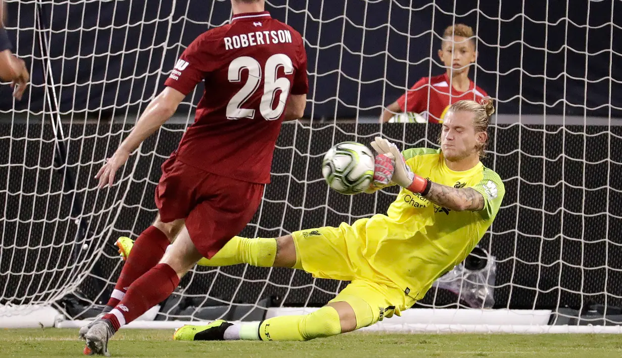 Kiper Liverpol Loris Karius menepis bola saat bertanding melawan Manchester City pada pertandingan International Champions Cup di East Rutherford, N.J. (25/7). Liverpool menang 2-1 atas City. (AP Photo/Julio Cortez)