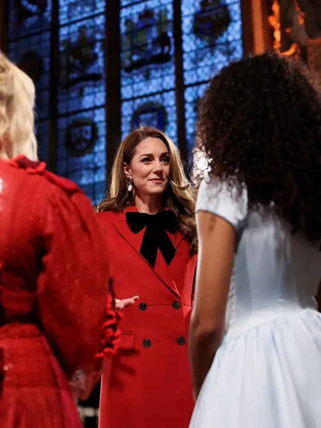 Kate Middleton Elegan dengan Mantel Merah Berpita Hitam Saat Jadi Tuan Rumah Acara Natal Tahunan Kerajaan