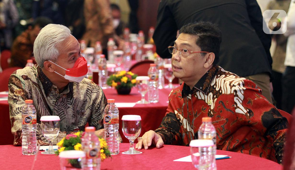 Ketua DPP PDIP Utut Adianto (kanan) berbincang dengan Gubernur Jawa Tengah yang juga kader PDIP Ganjar Pranowo saat menghadiri acara Anugerah Keterbukaan Informasi Publik Tahun 2022 di Tangerang, Banten, Rabu (14/12/2022). Partai Demokrasi Indonesia Perjuangan (PDIP) kembali berhasil meraih penghargaan Anugerah Keterbukaan Informasi Publik Tahun 2022 dari Komisi Informasi Pusat (KIP) RI yang diwakili oleh Ketua DPP PDIP Utut Adianto. (Liputan6.com/Johan Tallo)