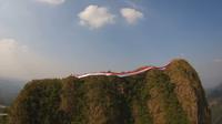 Bendera merah putih sepanjang 100 meter membentang di puncak Gunung Batu, Kecamatan Sukamakmur, Kabupaten Bogor. (Liputan6.com/Achmad Sudarno)