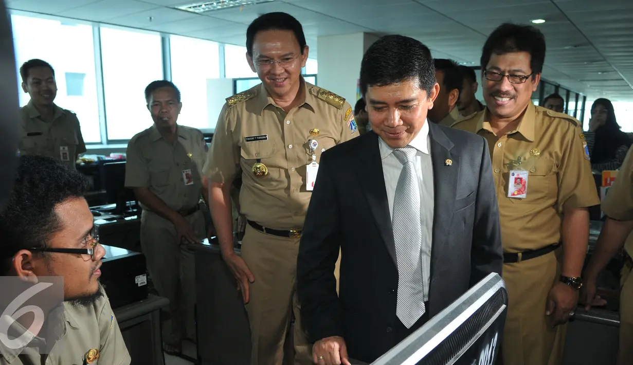 Menteri Pendayagunaan Aparatur Negara dan Reformasi Birokrasi (PANRB), Yuddy Chrisnandi melakukan sidak ke Balai Kota di hari pertama kerja, Jakarta, Rabu (22/7/2015). (Liputan6.com/Herman Zakharia) 