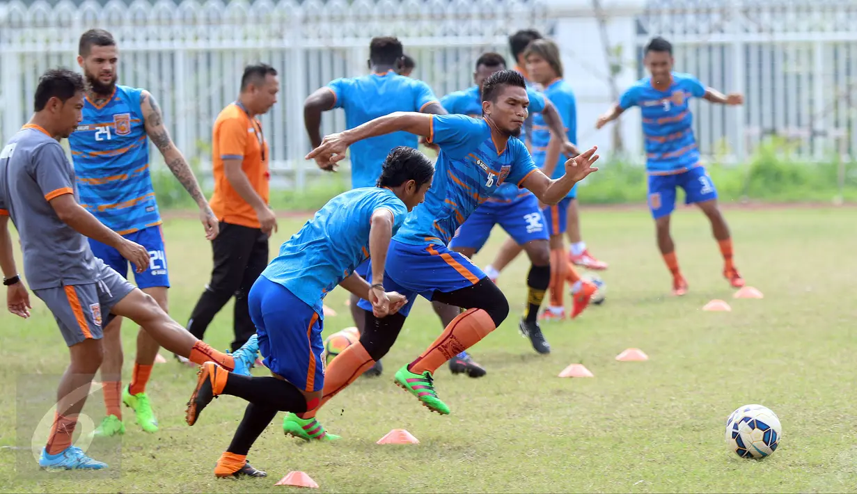 Pemain PBFC berlari berebut bola saat latihan terbuka di lapangan atletik Stadion Pakansari, Kab Bogor, Jumat (10/3). PBFC akan melakoni laga final Piala Presiden 2017 melawan Arema FC pada Minggu (12/3). (Liputan6.com/Helmi Fithriansyah)