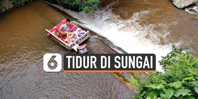 VIDEO: Pemuda Magelang Tidur di Sungai,Pakai Kasur dan TV